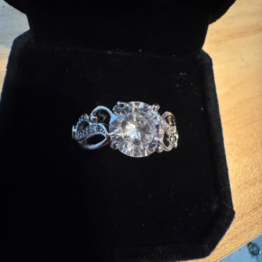 Elegant Silver Ring with Clear Gemstone